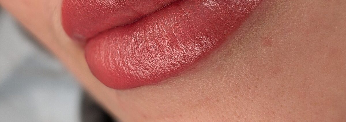 Nahaufnahme pigmentierter Lippen nach einer Lippenpigmentierung bei Miderma im Schloss Bedburg