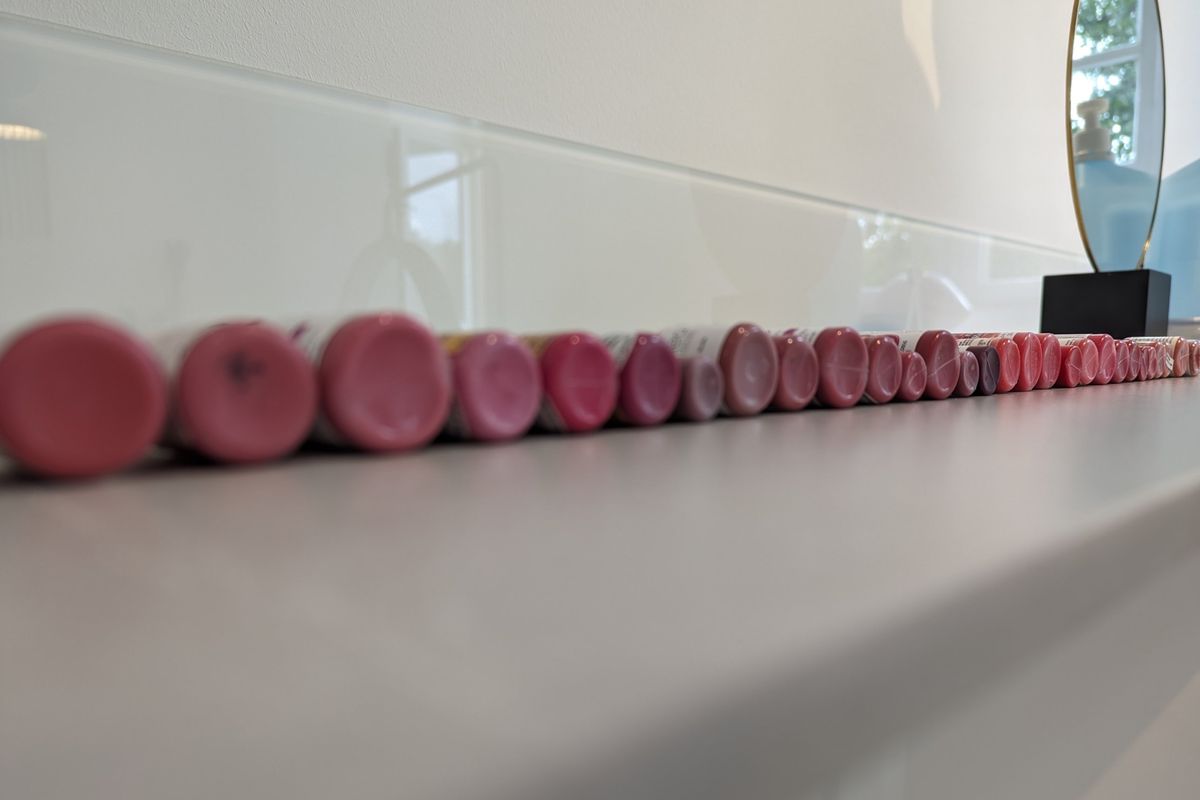 Lippenfarben für das Permanent Make-up in Rosé- und Rottönen im Studio von Miderma
